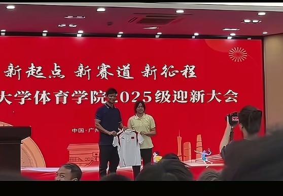 在迎新典礼上，她向母校赠送了一份珍贵礼物：亲笔签名的巴黎奥运会出场战袍，由苏炳添