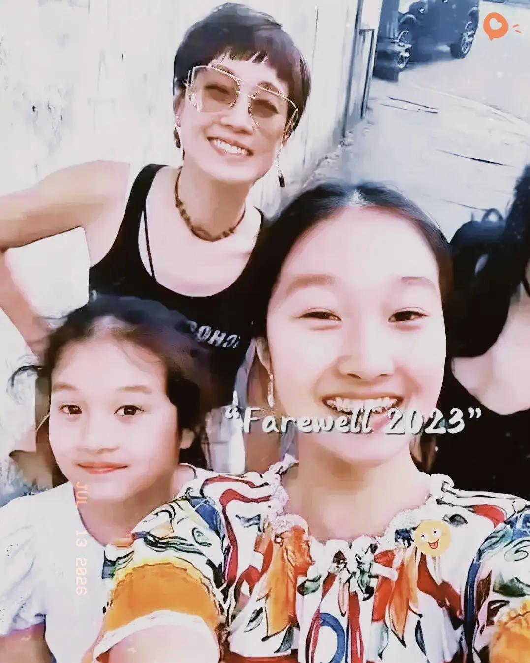 不知道文章会不会后悔当初的所作所为，看着马伊琍与一对女儿相伴过得其乐融融。姚笛现