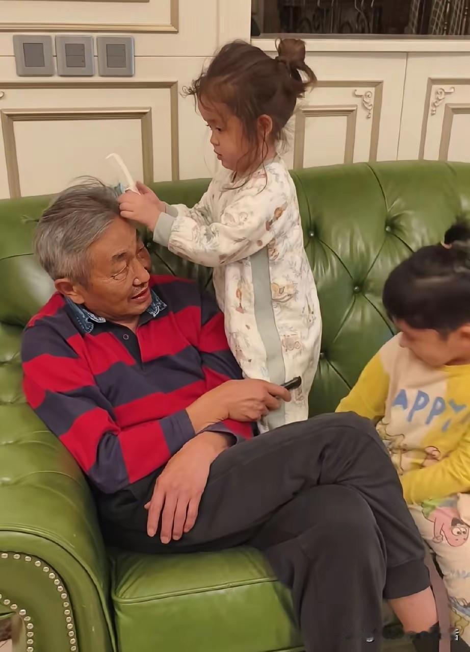 老戏骨杜源，因为经常拍摄和两个外孙子的日常，在自媒体上人气还挺高。两个孩子不停