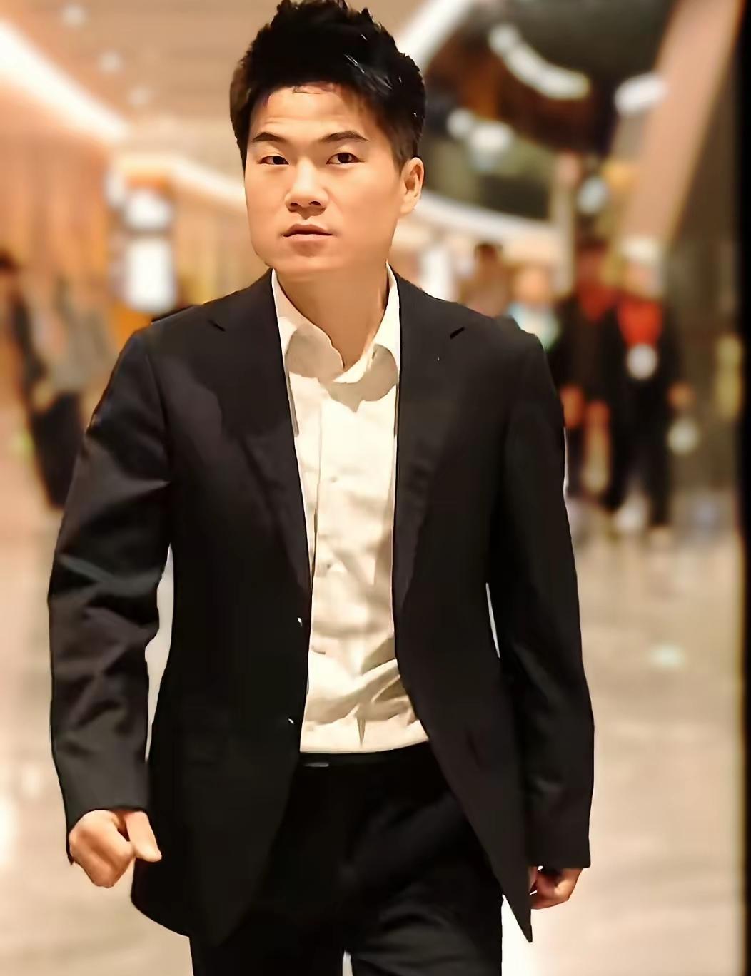 金庸老先生从没想过，有一天他的“左右互搏”术，被一位少年用的炉火纯青，他叫董宇辉