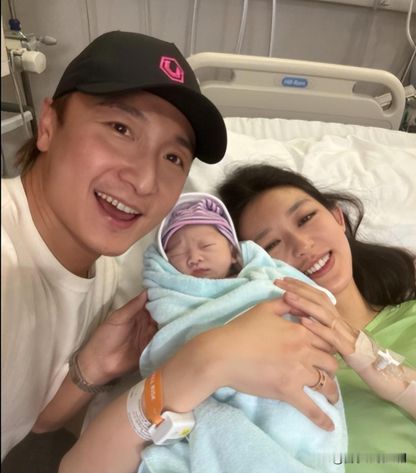 方力申官宣女儿降生，幸福满溢12月12日，45岁港星方力申官宣女儿Isla已