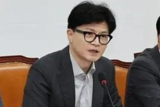 韩国国民力量党换将不成，金文洙重获候选人资格，党内再现党首之争。前党首韩东勋