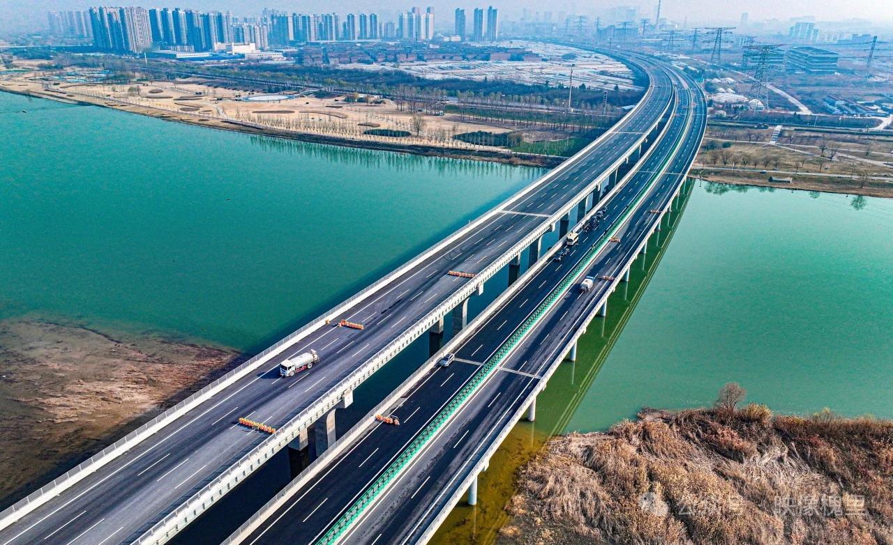 西咸一体化重要项目西兴高速改扩建工程路面已全线完工，通车在即。这是促进西咸一体化