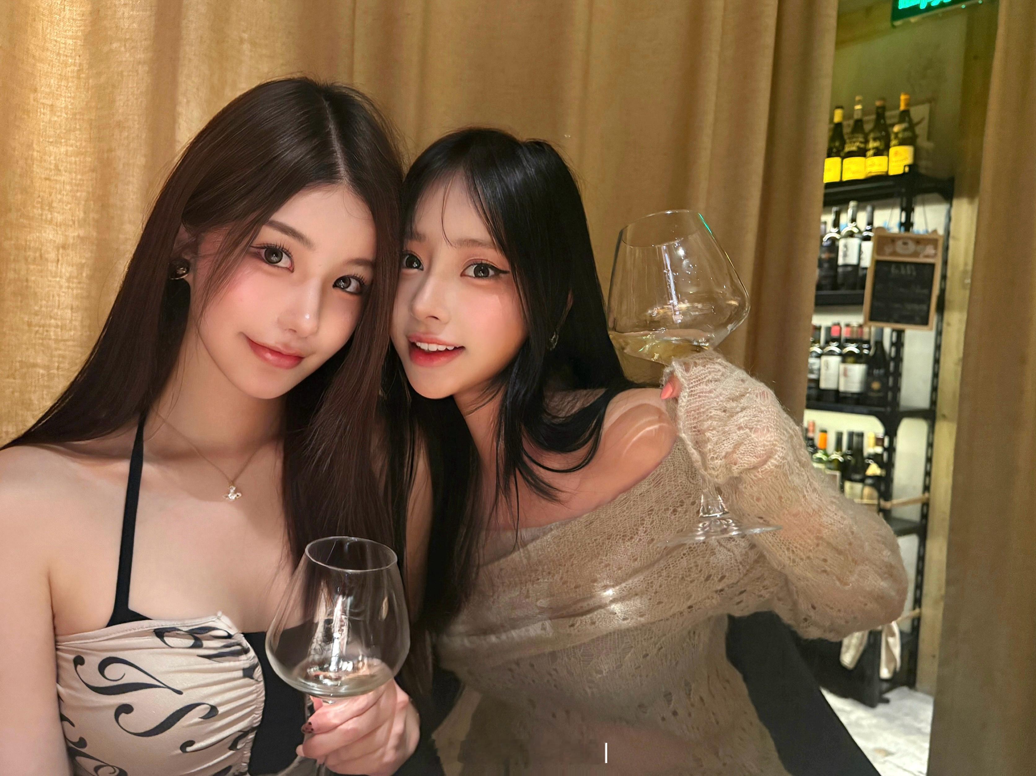喜欢美女是吧那我们本色出演👩🏻‍❤️‍💋‍👩🏻​​​