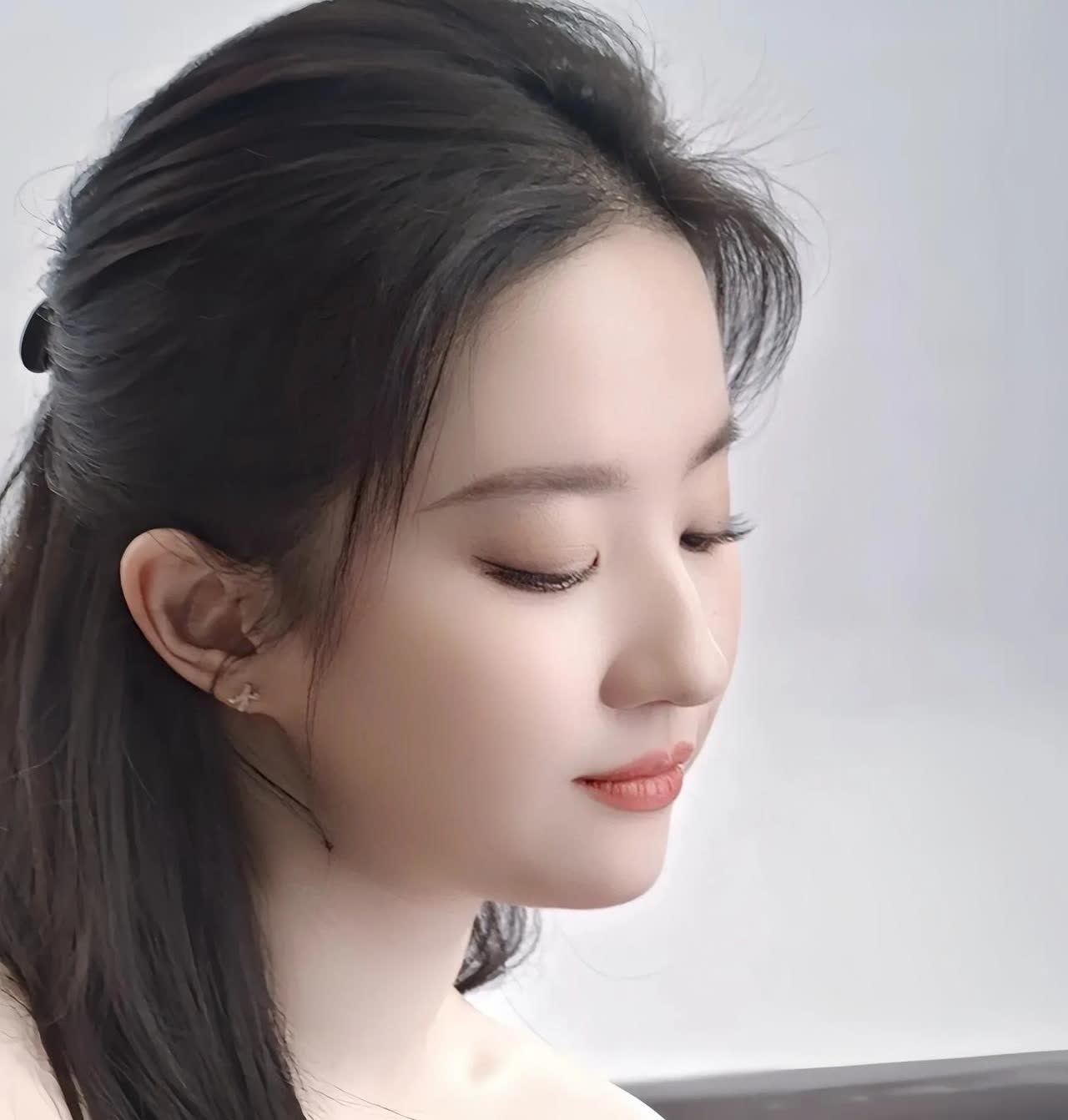 这颜值也是没人可以超越了，刘亦菲夏季的第一杯奶茶也太美腻了