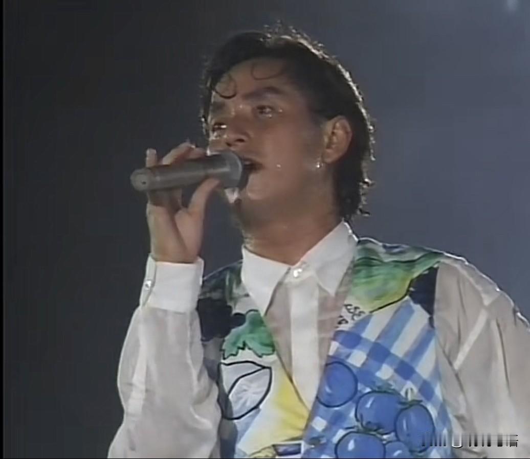 谭咏麟确实是个“猛人”，你也可以说他是天赋异禀，要不然就解释不了为什么他都75岁