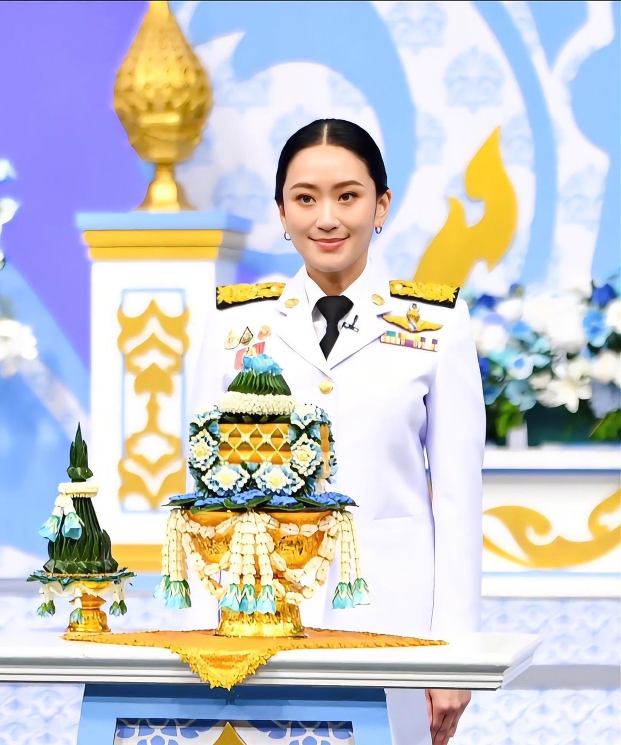 佩通坦为诗丽吉太后庆生，恭恭敬敬行屈膝礼2025年7月25日，文化部长佩通坦女