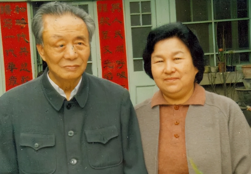 1935年，艾青听从父母意愿娶了表妹为妻。1年后，他对自己的学生哭道：“你若不跟