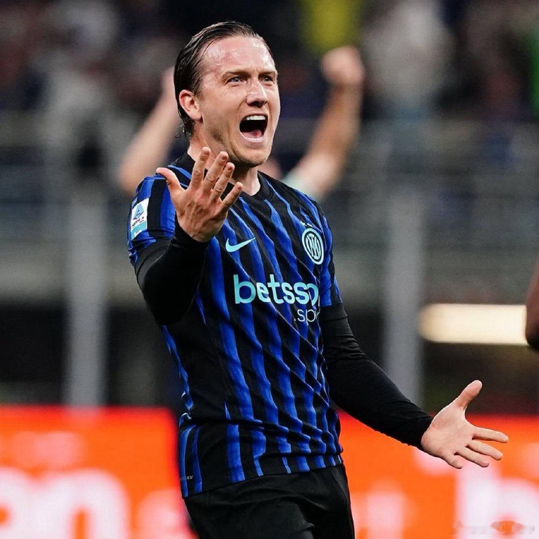 一个数据：凭借今晚对阵卡利亚里的进球杰林斯基以50粒进球超越了米利克成为意甲