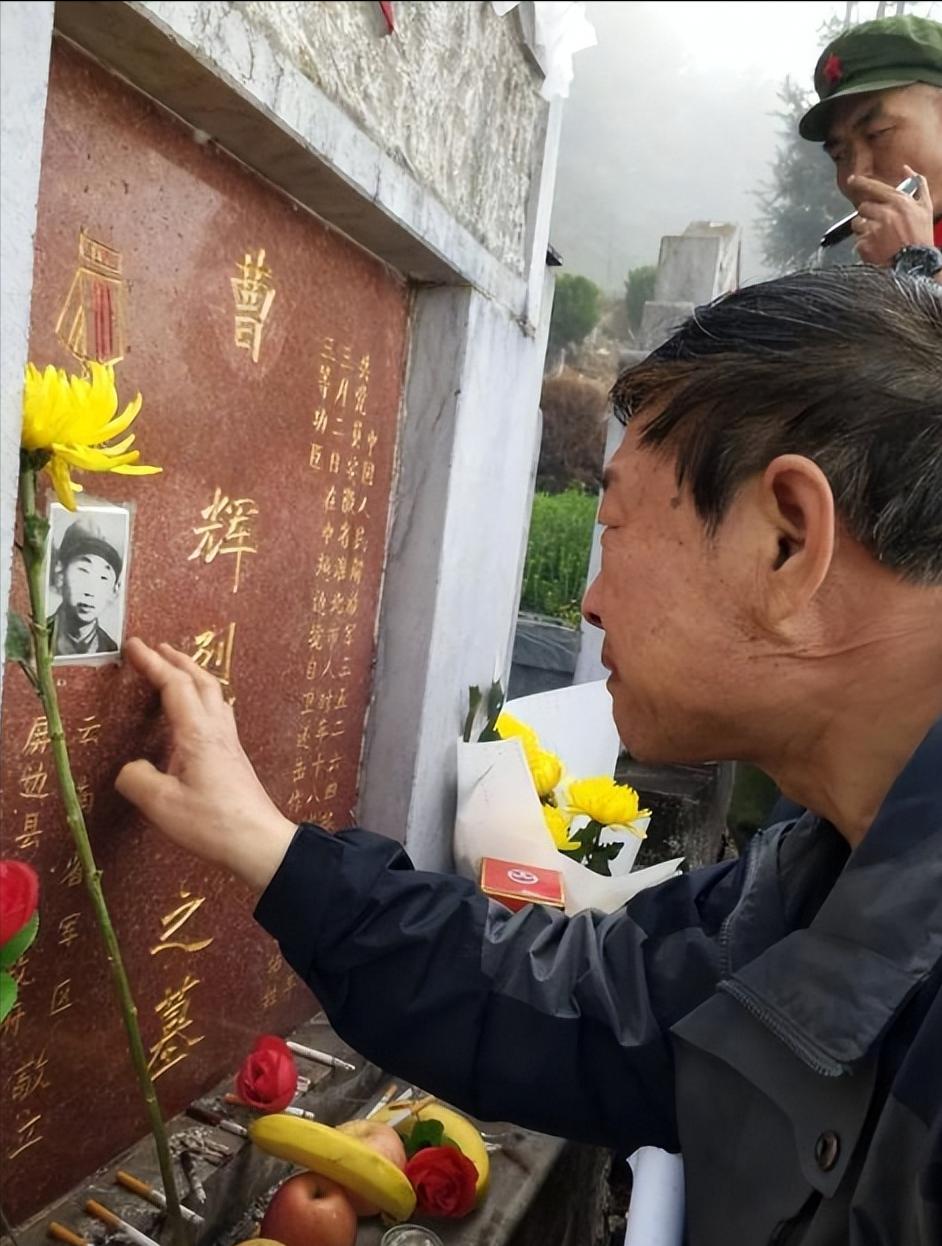 2019年，离休后的149师副师长曹从连子在云南屏边烈士陵园抚摸儿子曹辉