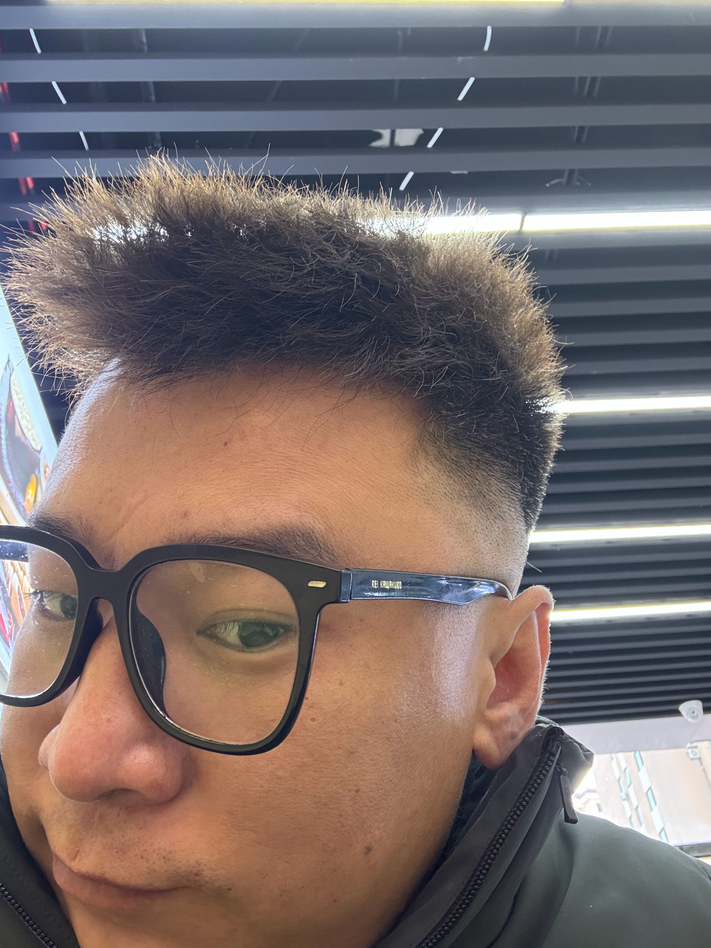 回家了，理个发。和长毛怪一样了。虽然剪短了，但锡纸烫还在。哈哈哈哈。