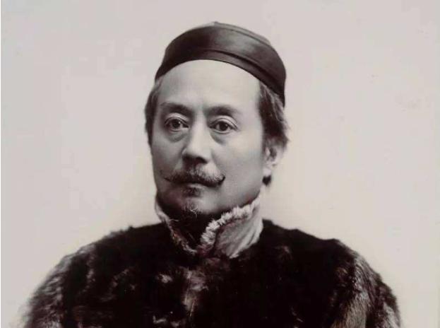 20世纪初，辜鸿铭出席宴会，身边正好坐着一名美国人，美国人见他留着辫子，上菜时，