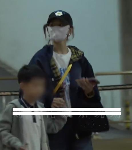 85花赵丽颖戴着白色大口罩将脸全部包裹起来，带着儿子想想去看了电影儿童剧，母子间