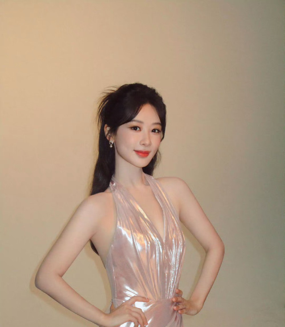 杨紫这也太敬业了凌晨11点搭飞机去拍戏为了这组挂脖流光裙的拍摄，2天没吃