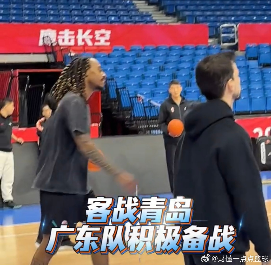 广东宏远男篮备战青岛男篮的赛前适应性训练照来了，依旧是只有萨姆纳和奎因两外援出战