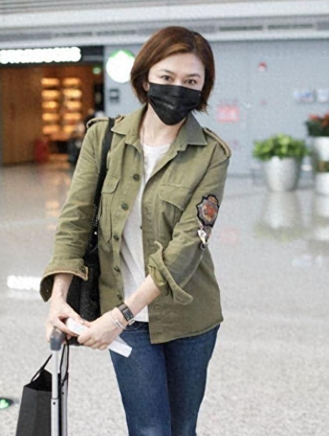 63岁关之琳换短发像换了个人，穿绿衣配牛仔，谁说这年纪只能是大妈？