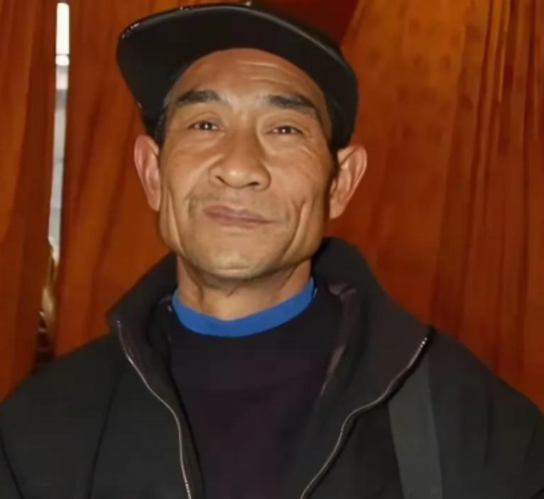 2001年，山东菏泽一49岁三轮车夫，路边捡到一位高位截瘫的女子，带回家并悉心照
