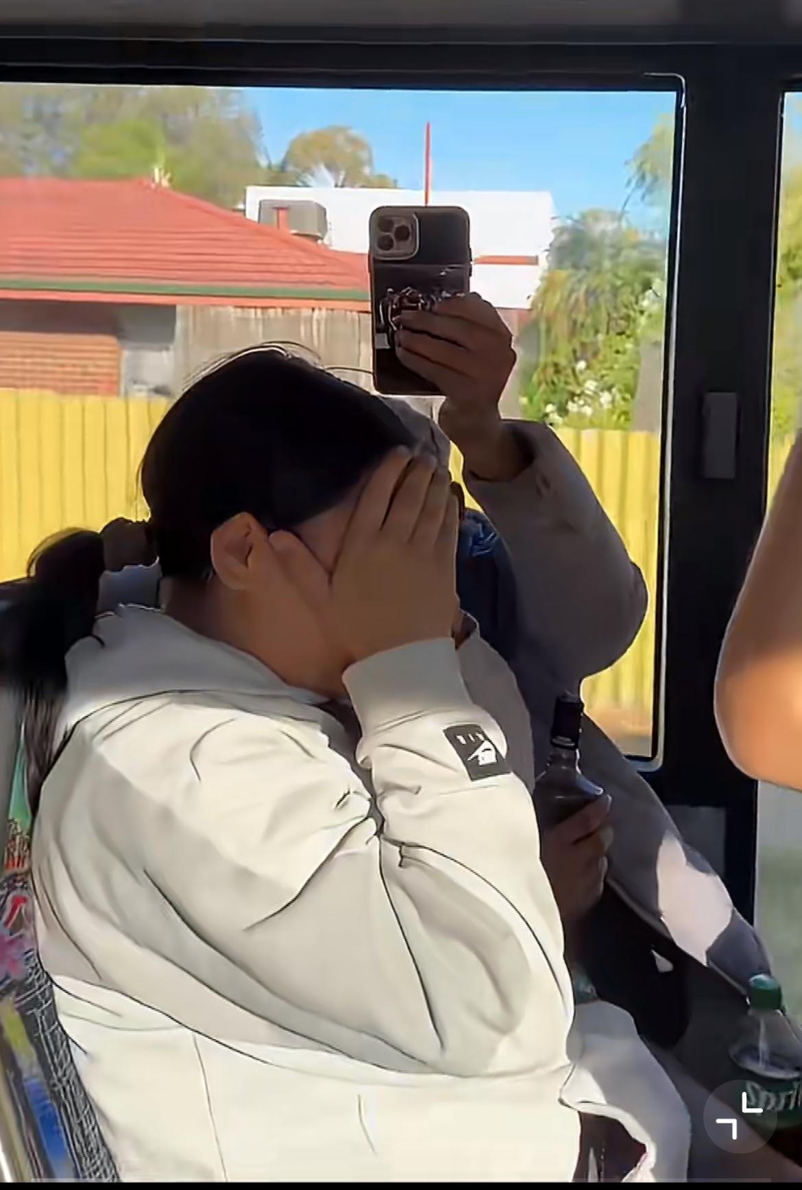 疑似华裔女孩在澳大利亚公交上被当地白人少年贴脸歧视，拍摄者视频不敢在当地发，只能