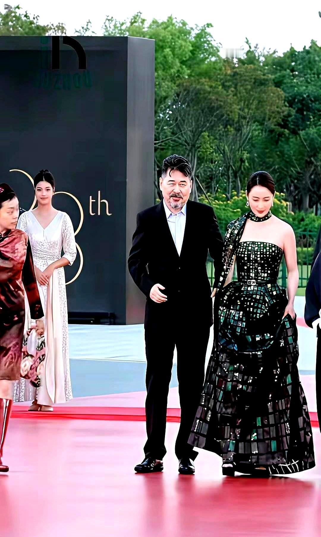 金鸡奖红毯上，陈建斌那一下可真是有点尴尬。当着那么多镜头，他伸手想去牵蒋勤勤