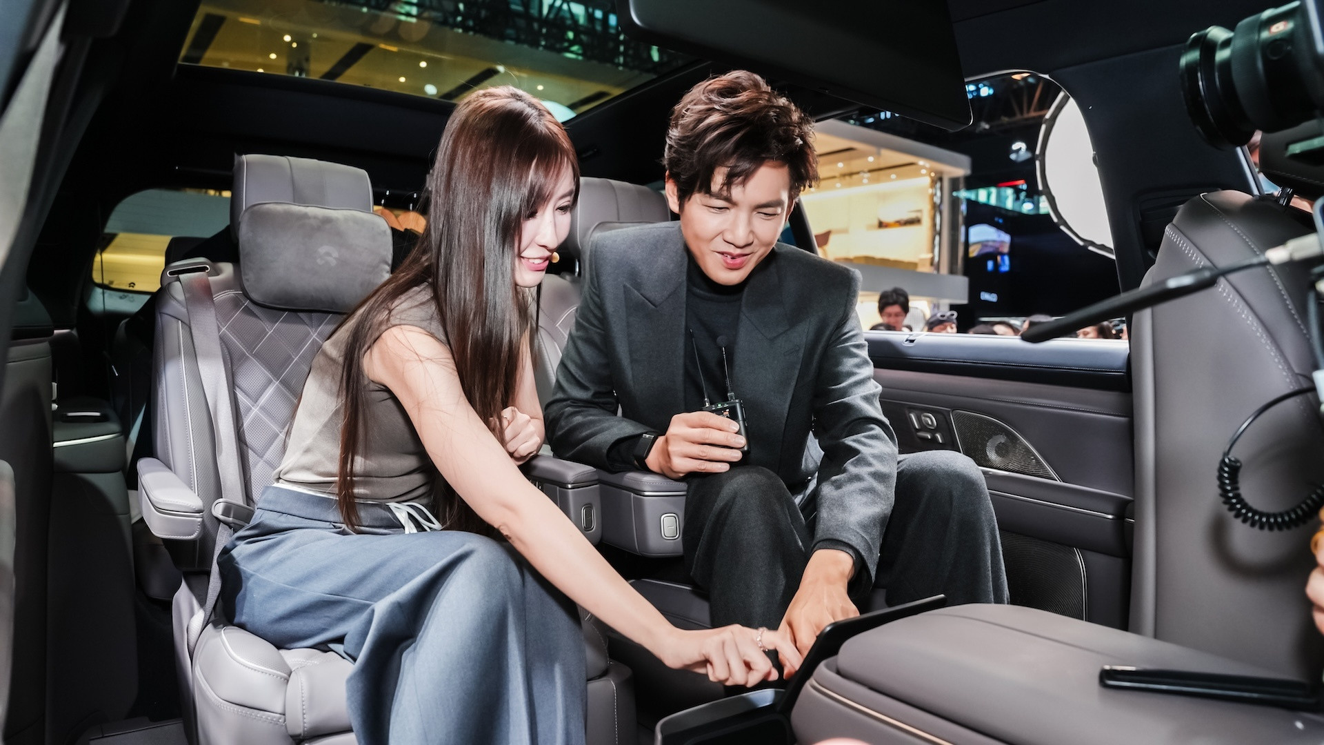 钟汉良上手蔚来全新ES8，6人带12个箱子都能轻松装下，这体验感，蔚来真的太