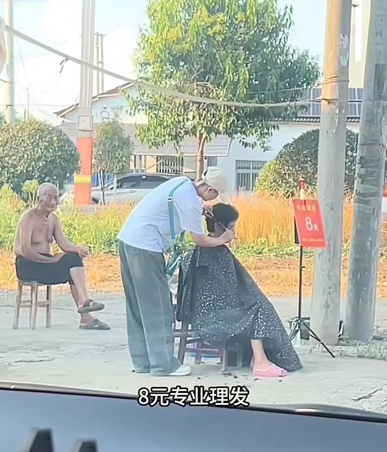 湖北仙桃26岁女孩街头摆摊理发，标价8元一位，陌生男子理完发直接转账8万：这钱给