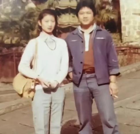 1982年台起义飞行员黄植诚迎娶空姐马红，8年后马红借故赴美未归，安全部门深夜包