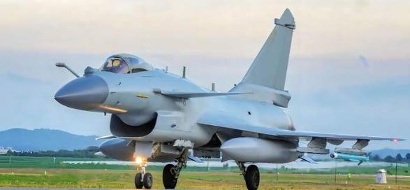 3月25日，中部战区飞行员史录权开着歼-10C巡逻时，竟然在自家大门口，被外机火