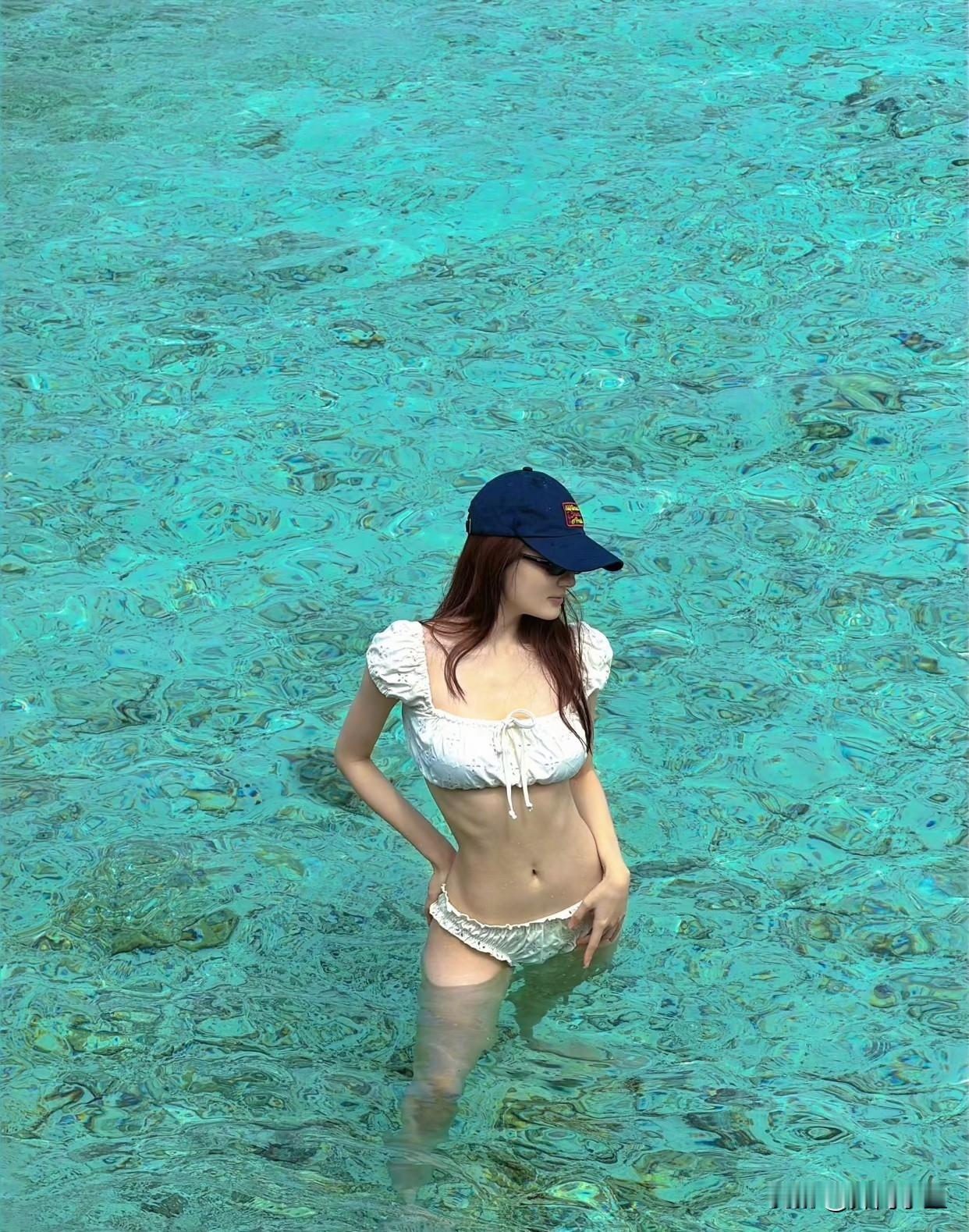 徐璐马尔代夫度假，海边大片曼妙身材了！一身白色花边比基尼，泡泡袖设计甜美又带