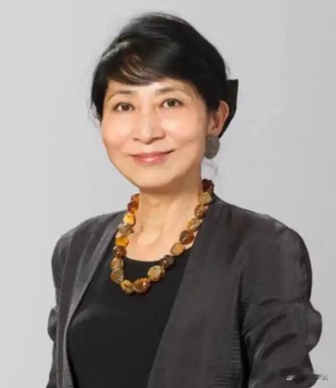 她当选香港立法会议员后突然“变脸”，不但拒绝唱国歌、拒绝使用中文在议会中发言，公