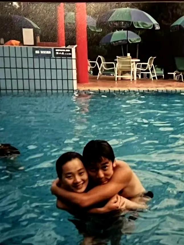 年轻时林依轮和老婆同框似“父女”，现在老了两人同框似“母子”。女的真的容易显老，