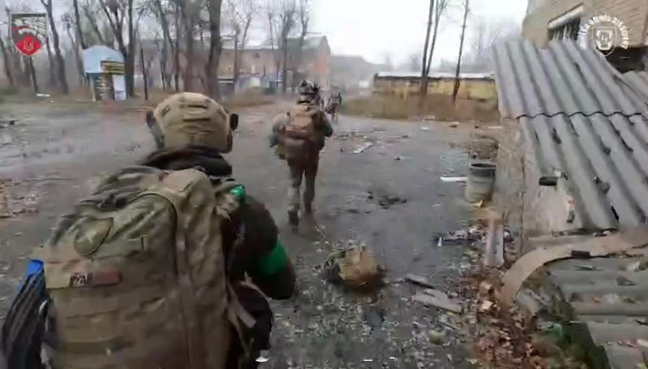 乌军第3特战团的一个小队在红军村郊区活动的图片流出，具体时间不明，估计是在红军村