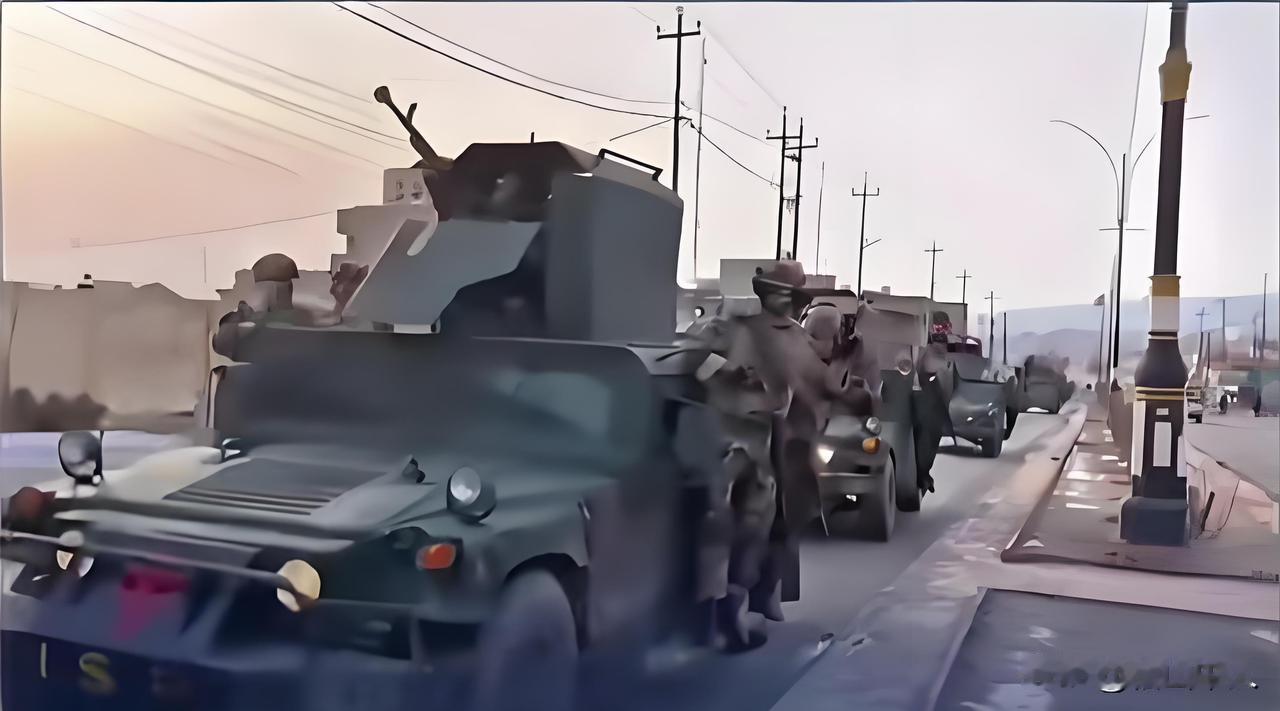 忠于阿萨德的原叙利亚精锐第4装甲师从伊拉克库尔德人的控制区浩浩荡荡开进叙利亚。