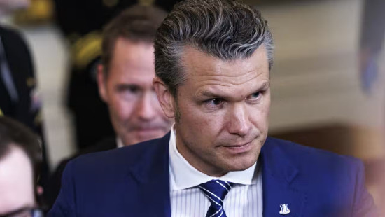 英媒报道美国国防部长赫格塞思2025年9月挥霍近900万美元购买海鲜大餐，包括6