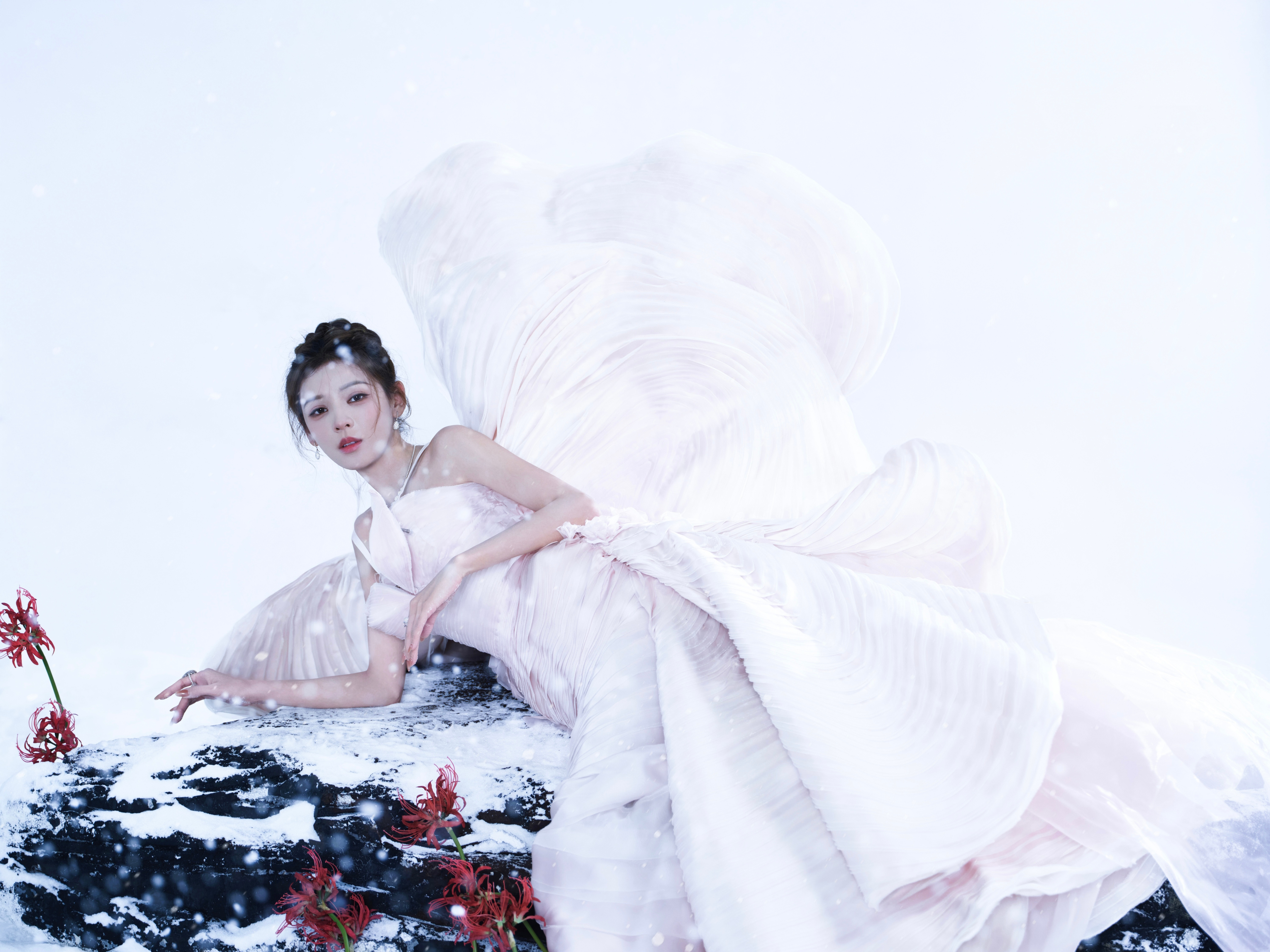 【张予曦】VOGUE盛典百花齐放张予曦好美一张脸，美得我不知天地为何物了👰‍