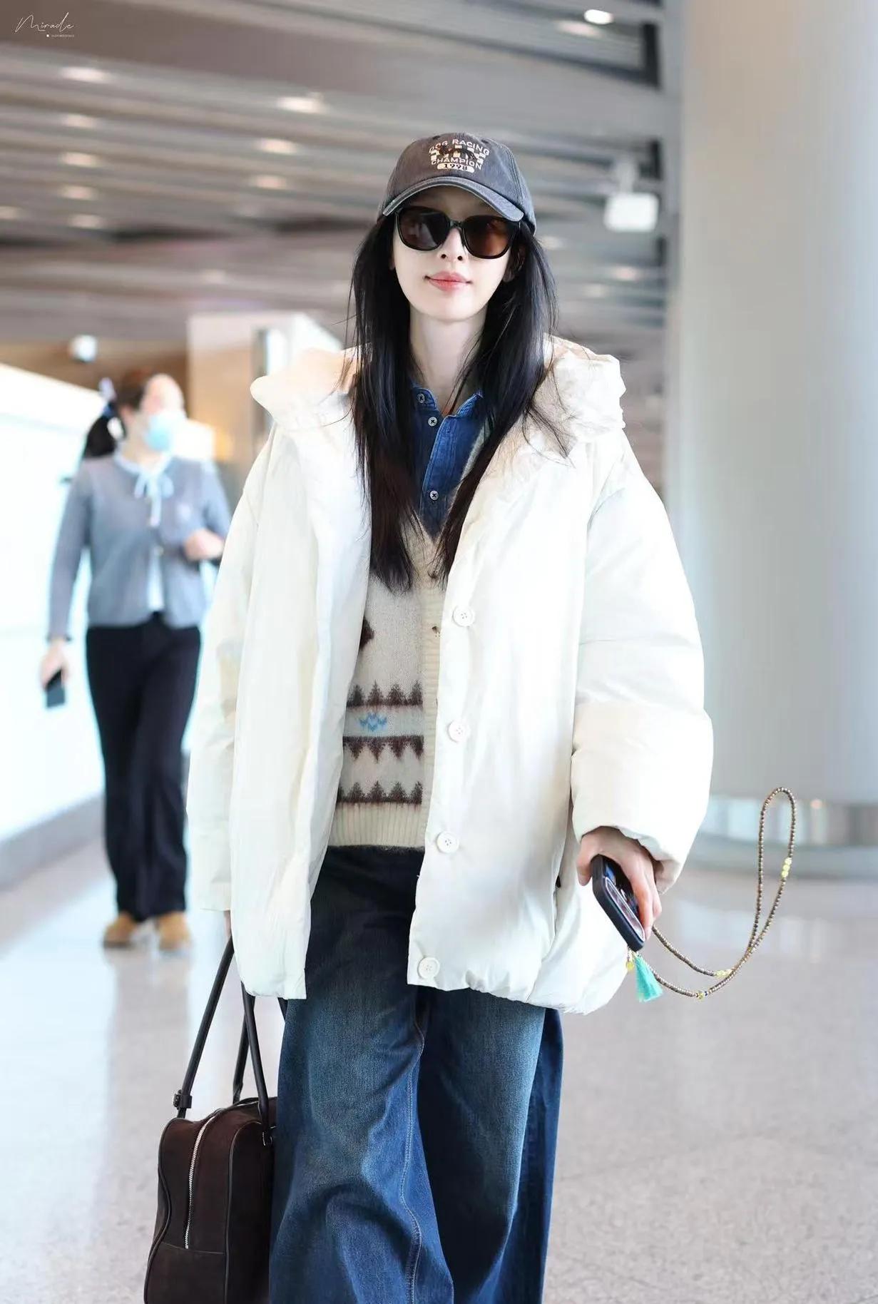 张俪这波机场叠穿也太会了！白色羽绒服+针织开衫+牛仔衬衫，三层叠穿既保暖又有层次