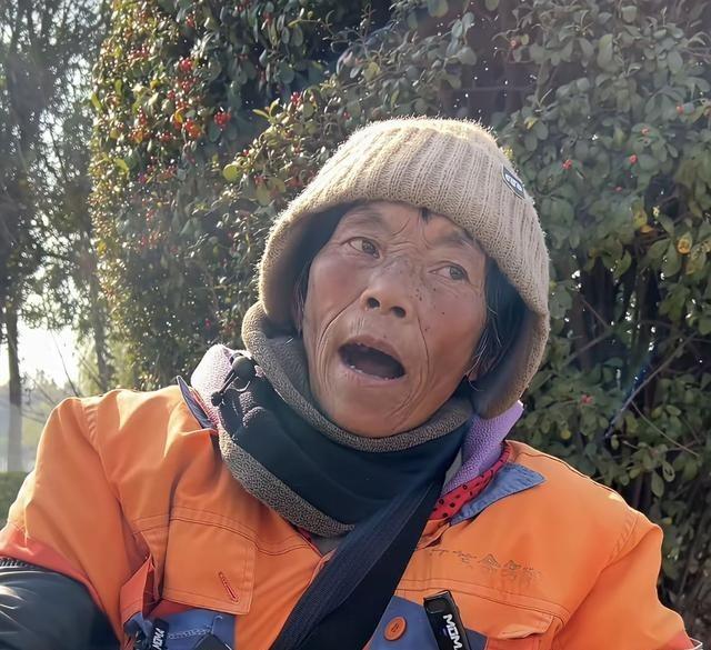 那天刷手机看到个消息，心里咯噔一下。一个59岁的环卫工人，每个月辛苦挣来的230