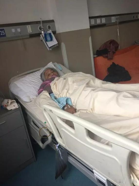 婆婆闭上了双眼93岁的婆婆慢慢的闭上了双眼，不知道他不仍离开这个世界，还是觉得