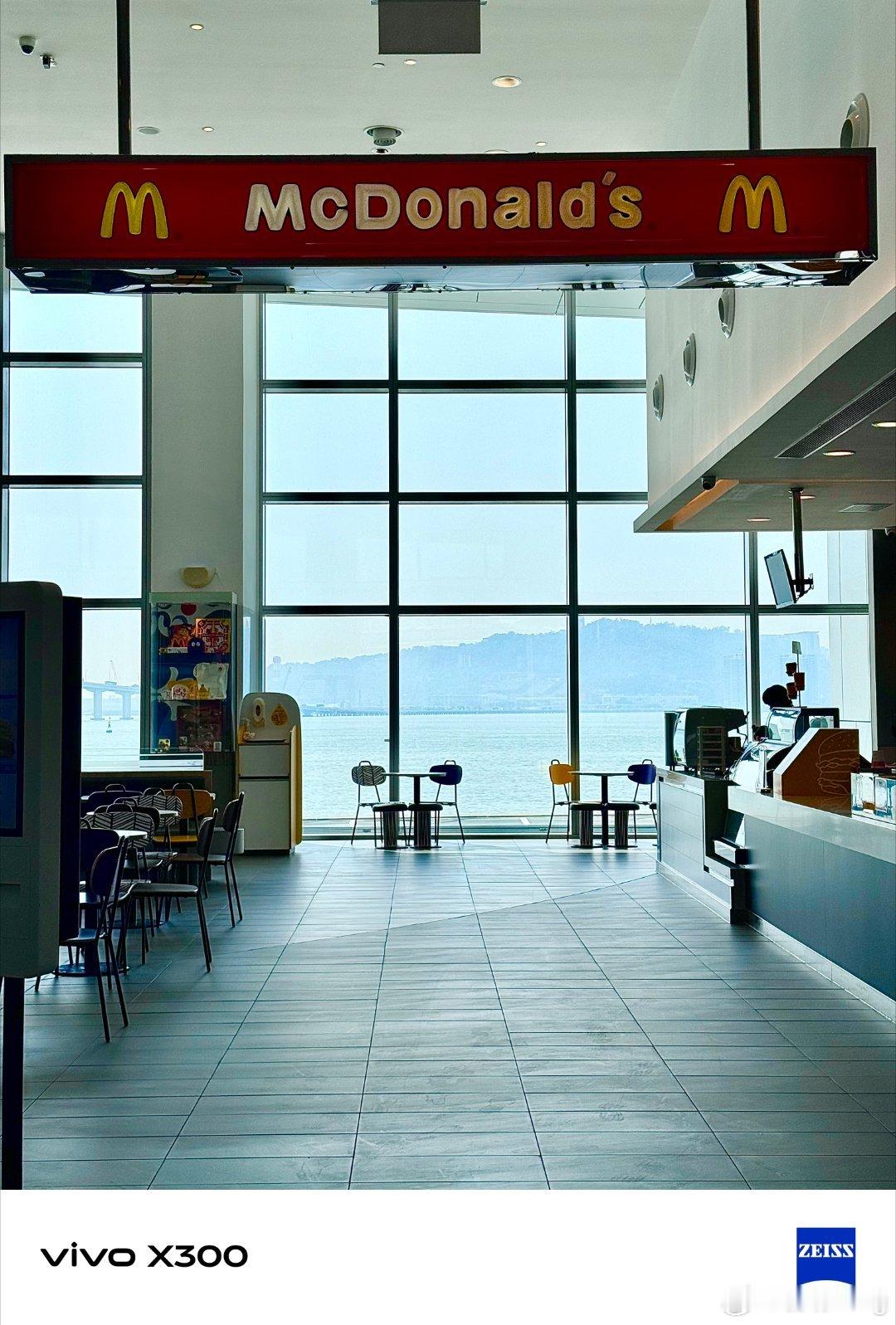 无意中发现澳门有这一家海景麦当劳，点上一份套餐在这里放空发呆一个下午也不错。