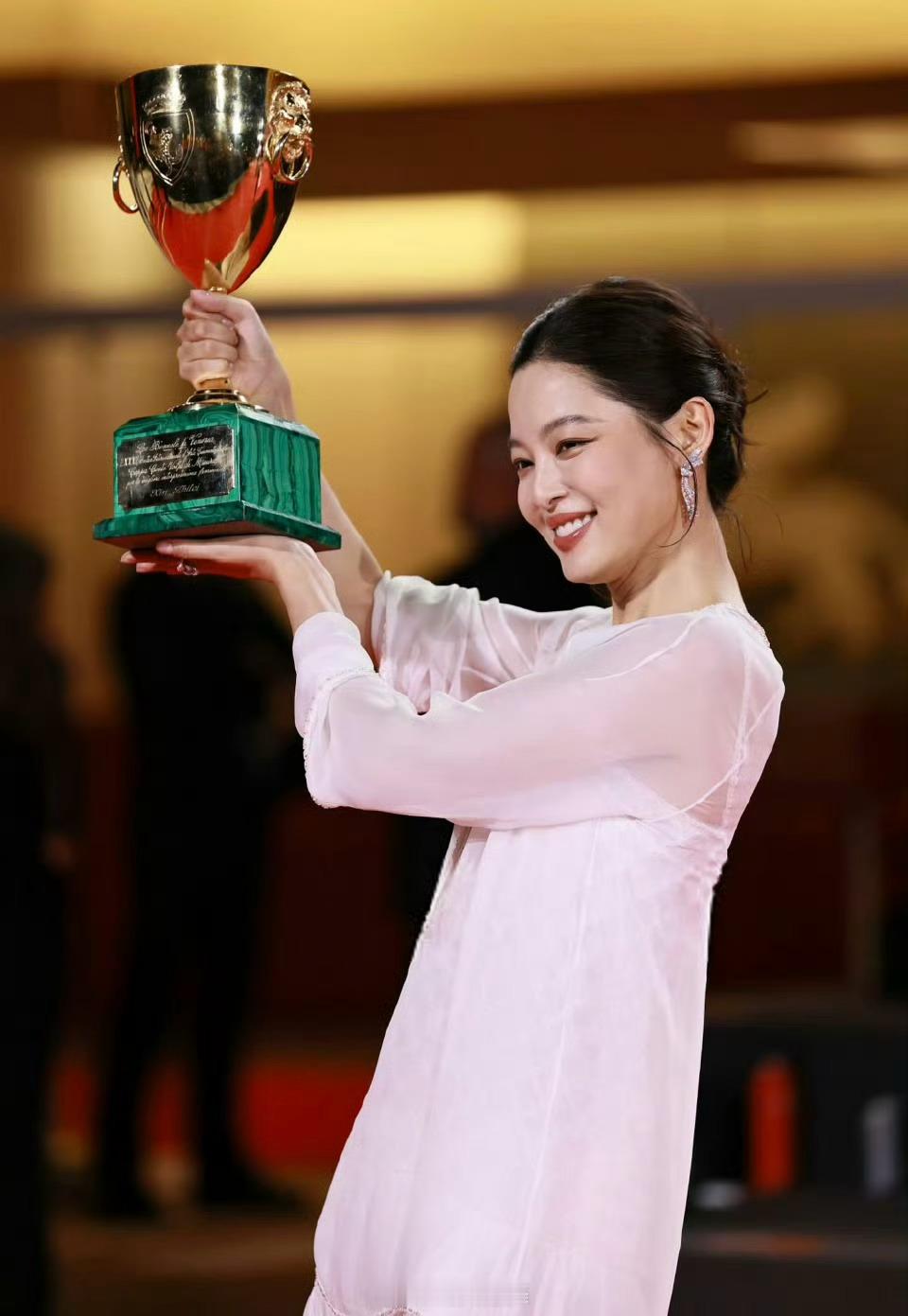 辛芷蕾威尼斯影后第一感觉是Vogue二十周年群封顺序排早了[捂脸哭]​​​