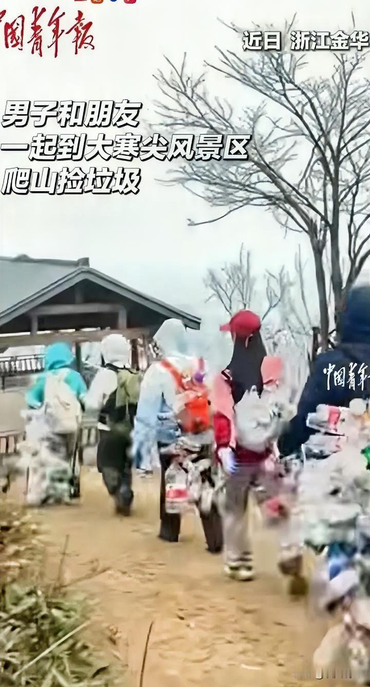太有才了！浙江金华，一男子和朋友去大寒尖景区游玩，发现景区到处都是饮料瓶子，没想