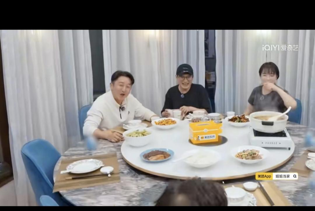 邹市明的家里应该很少有厉害的人物去做客，不然小儿子也不会在李维嘉面前炫耀自己的哥