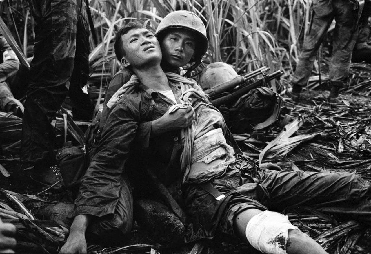 1963年8月5日，在距离西贡约12英里的德和市的一片甘蔗地里，一名在越共伏击中