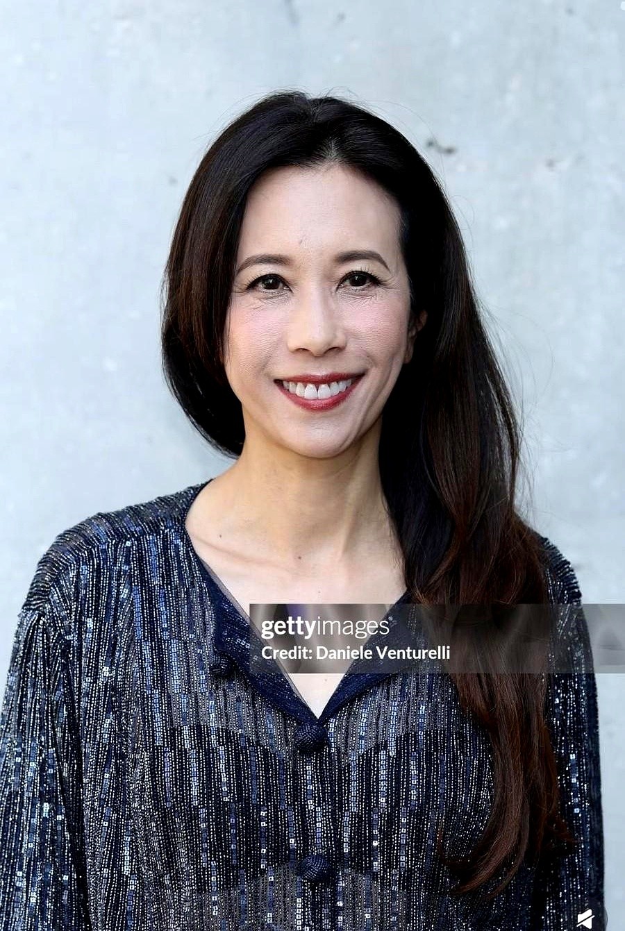 顶着真实的岁月痕迹坐进米兰秀场，莫文蔚这次压根没打算藏。暗色宽松大衣随意裹着，没硬凹身材曲线，硬是靠