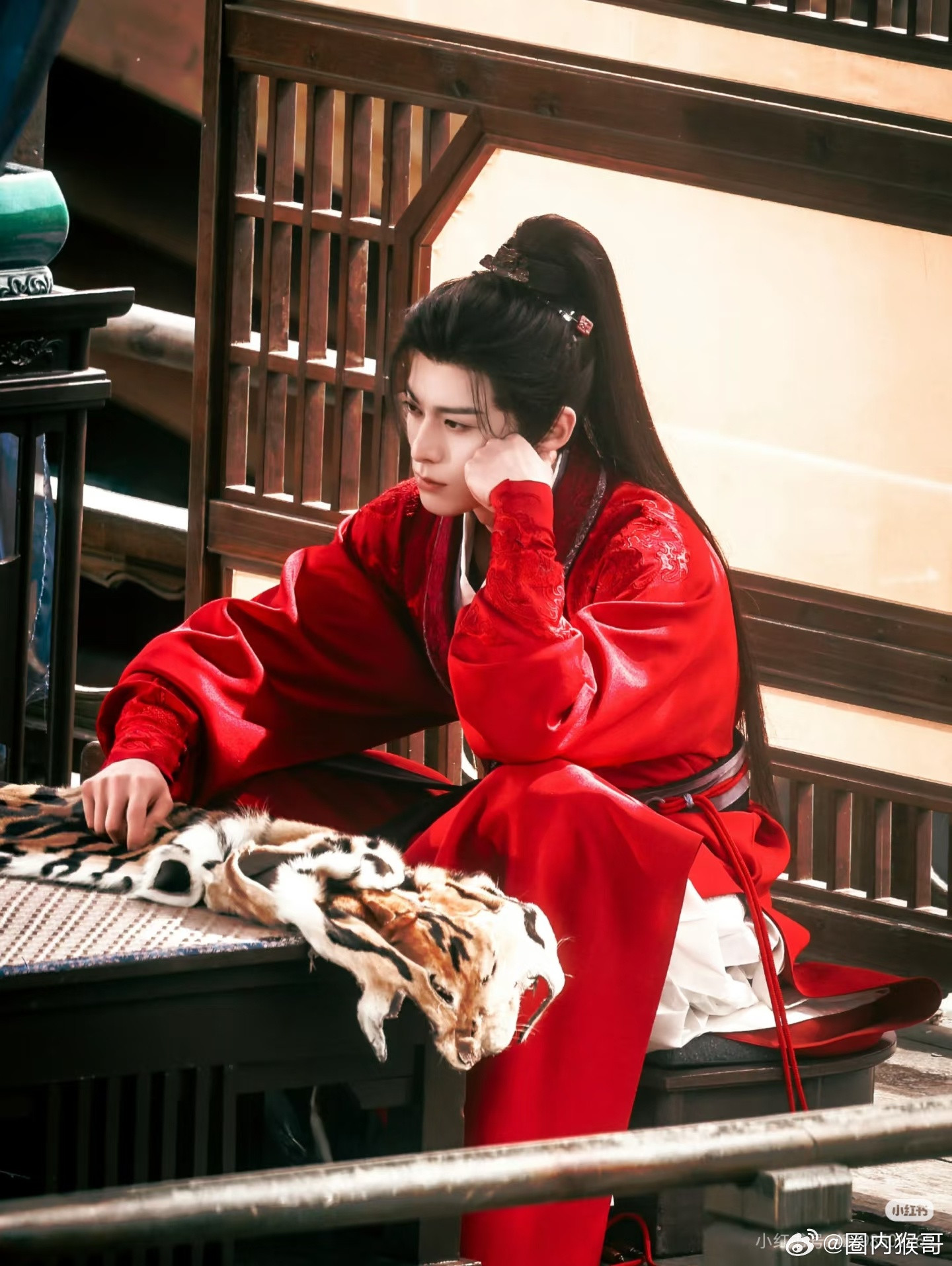 横店又有代拍入坑王鹤棣了还把头像直接换成了他，不得不说红衣谢景行确实帅得夸张啊！