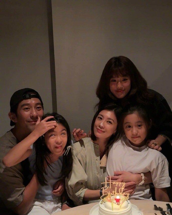 贾静雯生日发文贾静雯生日晒照贾静雯51岁生日，发文说珍惜所有缘分，人生下半场要好