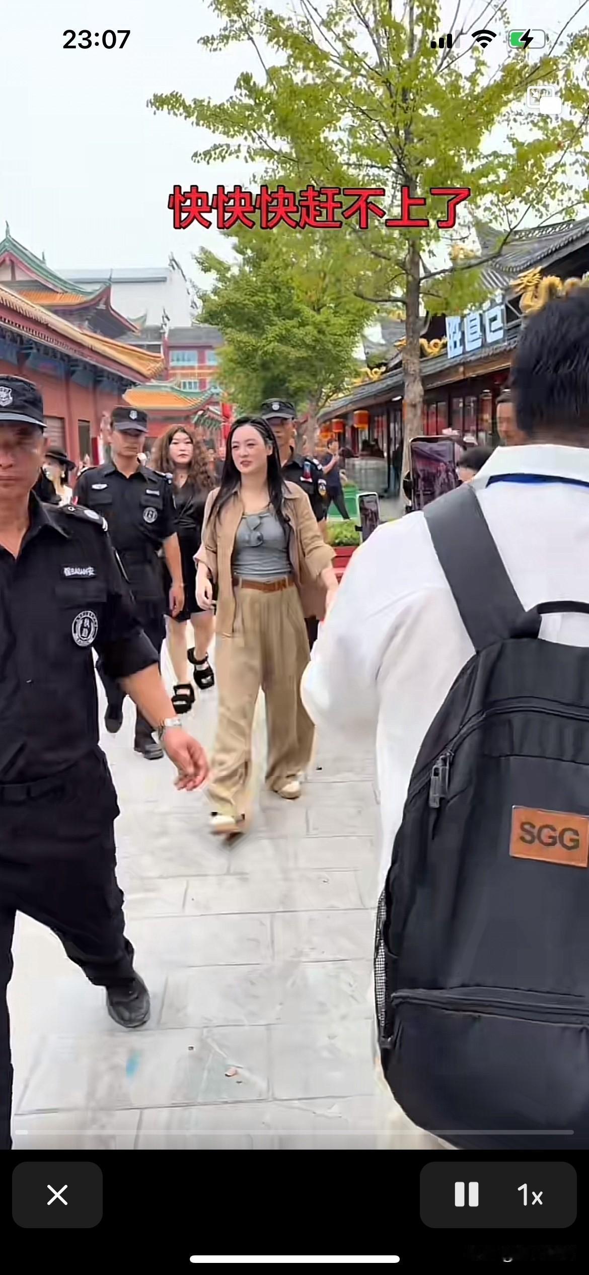网红就是上不了台面，都是装出来的，看看唐艺老师太高调了，请那么多保安，搞得多大碗