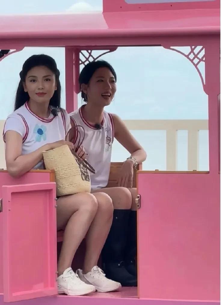 47的刘涛变回少女感以前的高颧骨不见了，越来越漂亮了[比心][比心][比心