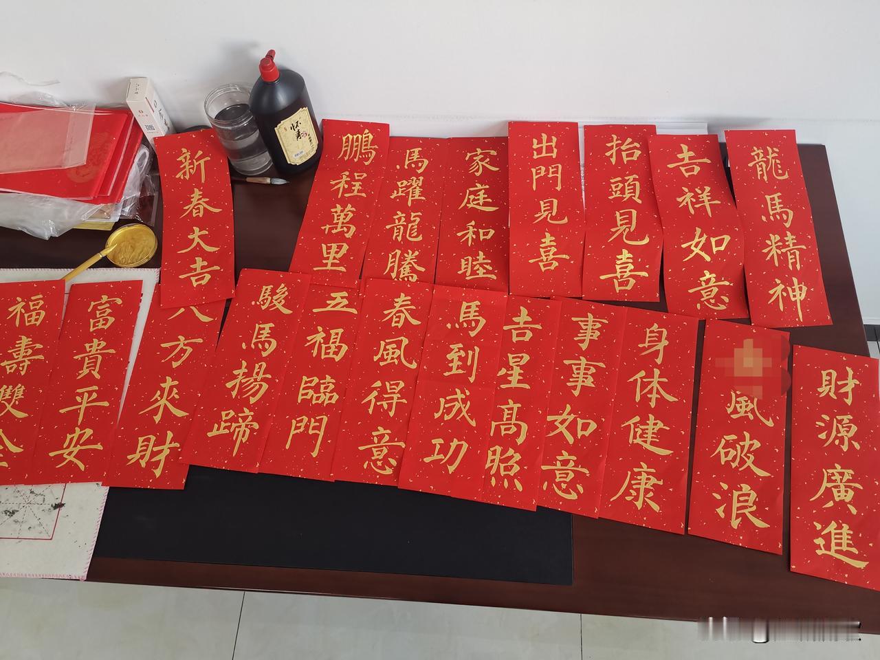 这字能拿的出手吗？手写春联有着特殊的意义，这是我练习书法5个月第一次写得春联，