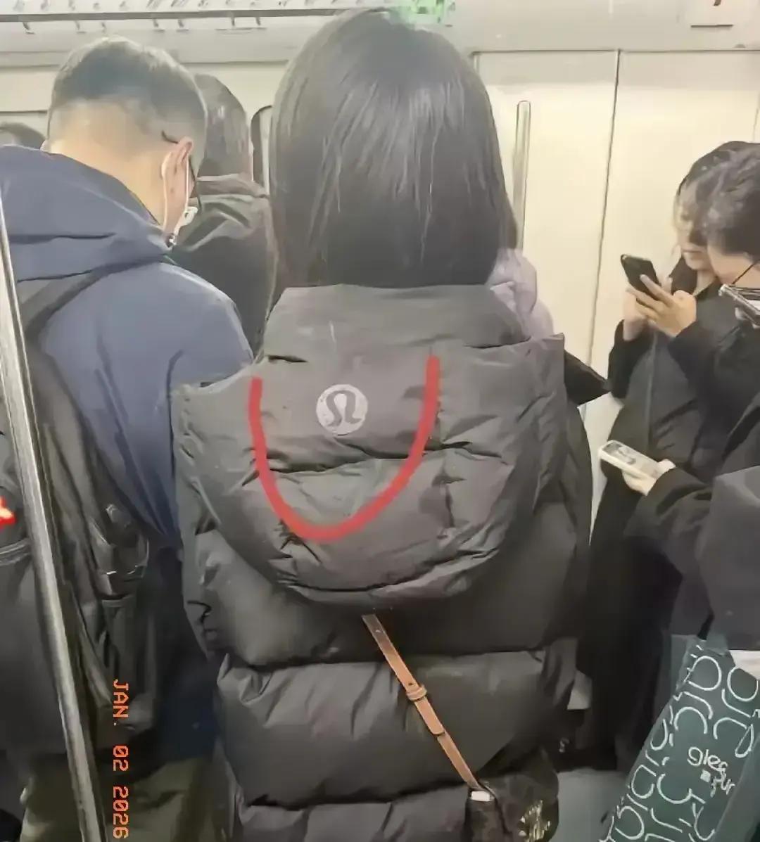 48小时卖断货，这羽绒服后背挂了个塑料袋刚刷到图我还以为谁把超市袋子缝衣服