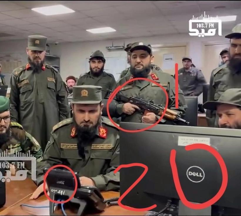 阿富汗对巴军情指挥室，3个细节:1、有一人抱一把枪，站在武装部队总司令身后，保